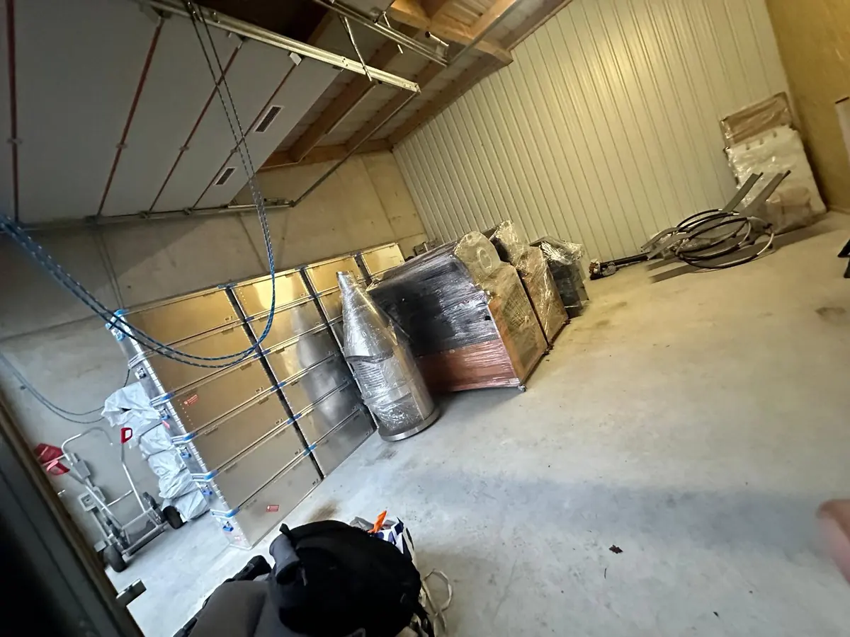 Paletten mit verpacktem Hausrat in einer trockenen Lagerhalle