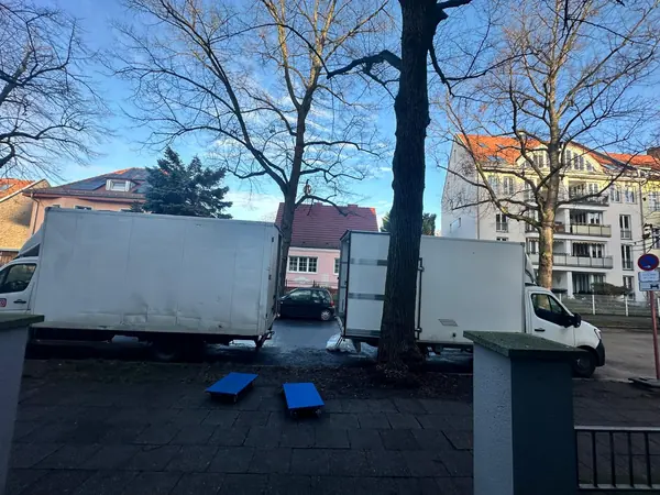 Zwei Umzugswagen parken für einen Umzug in einer Berliner Wohnstraße
